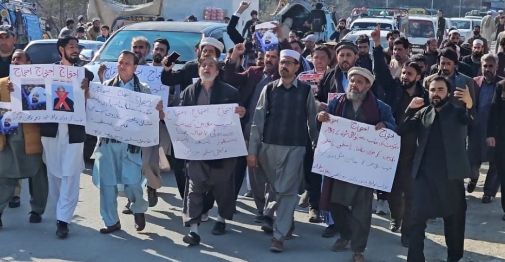 یوٹیلیٹی سٹور کے برطرف ملازمین کا شہید چوک تیمرگرہ میں احتجاجی مظاہرہ
