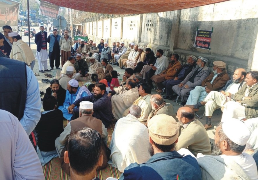 جبری ریٹائرڈ ملازمین نے ڈیڈ لائن ختم ہونے پر ڈسٹرکٹ سیکرٹریٹ کے سامنے دھرنادے دیا 