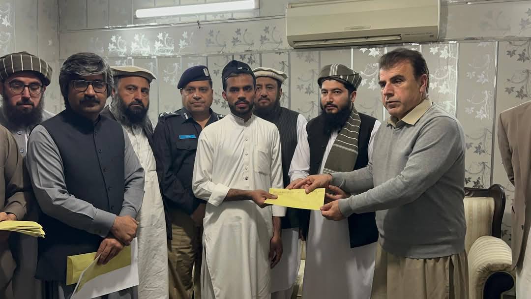 نوشہرہ۔کمشنر پشاور ریاض محسود کا سانحہ جامعہ حقانیہ اکوڑہ خٹک میں کے لواحقین میں امدادی چیک کی تقسیم