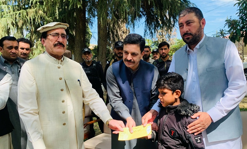 صوبائی حکومت کی جانب سے باجوڑ میں معذور افراد میں چیک تقسیم