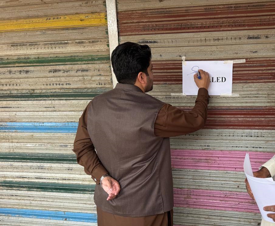 باجوڑ میں غیر رجسٹرڈ اسلحہ ڈیلرز کے خلاف کریک ڈاؤن، 19 اسلحہ ڈیلرز کی دکانیں سیل