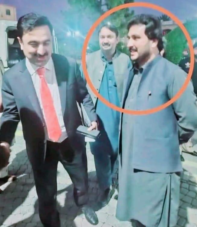 بنوں ۔چیف سیکریٹری خیبرپختونخوا شہاب علی شاہ کے کزن اپنے ساتھی آفیسر سمیت زخمی