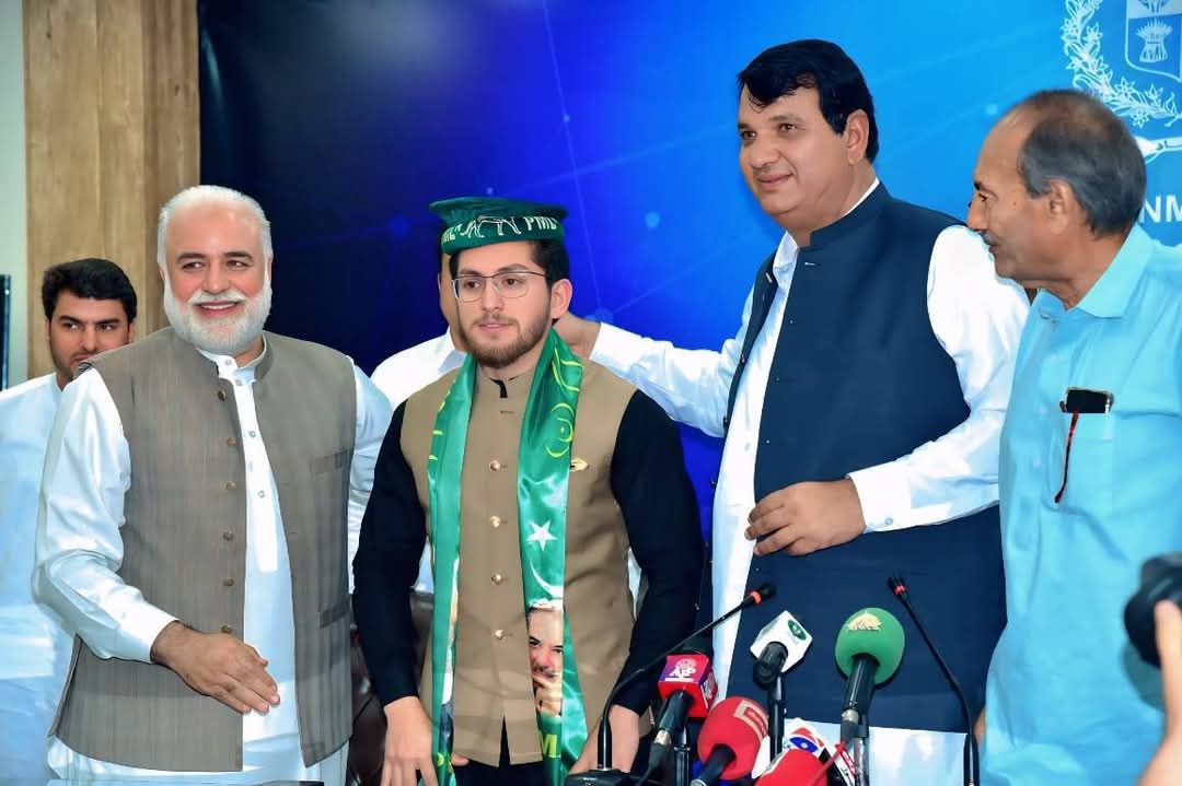 امیر مقام کی بڑی کامیابی ۔کرم سے منتخب علی ہادی مسلم لیگ ن میں شامل