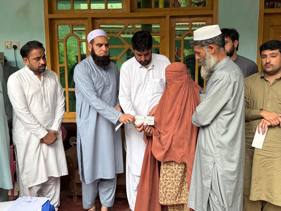 کاٹلنگ ڈرون حملہ کے شہداء کے لواحقین میں چیکس تقسیم