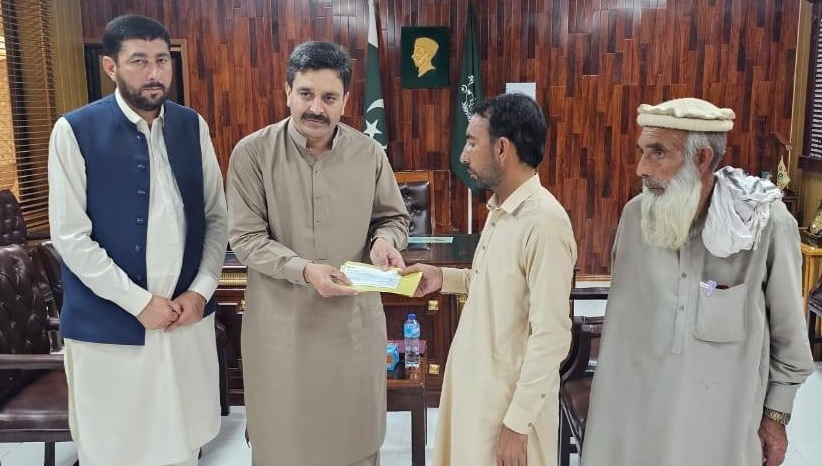 باجوڑ ۔ لغڑئی واقعہ میں زخمی ہونیوالے بچوں کے والدین میں امدادی رقوم تقسیم