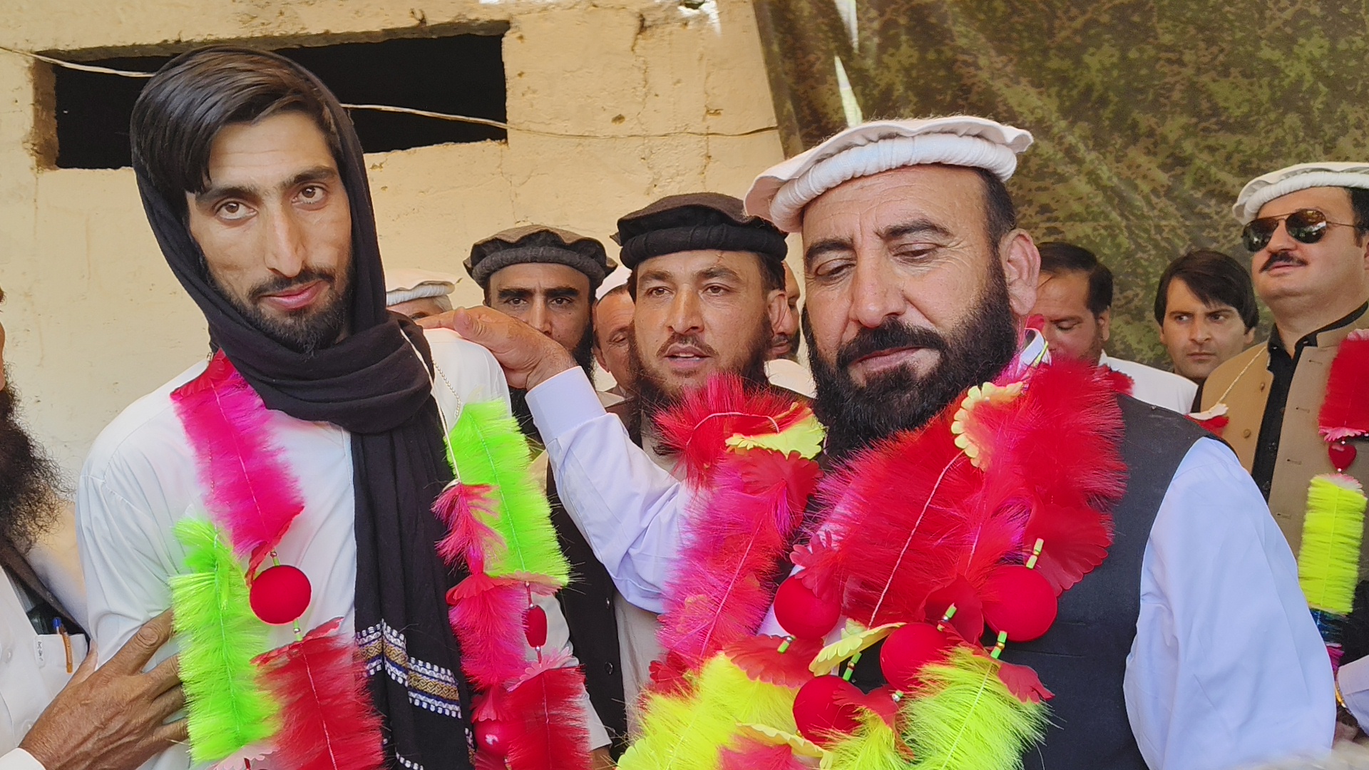 باجوڑ ۔ جرگہ ممبران کے کوششوں سے فریقین میں دشمنی کا خاتمہ ، فریقین آپس میں بغلگیر 