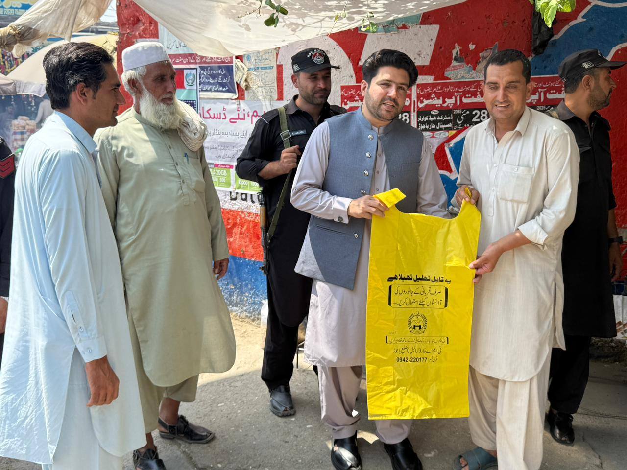 اسسٹنٹ کمشنر خار نے لوگوں میں قابل تحلیل شاپرز تقسیم کردئے