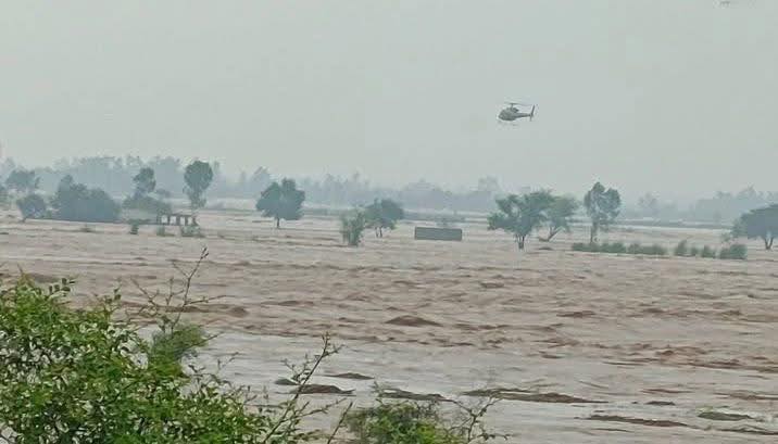  پاک فوج  نے سیلاب میں پھنسے خاندان کی زندگیاں بچالیں۔