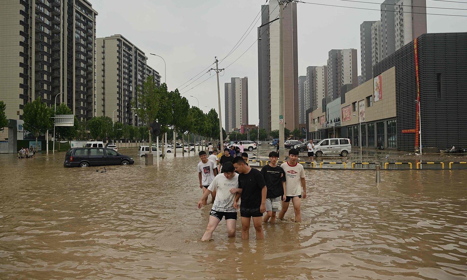 چین میں بڑی تباہی: بادلوں نے ایک سال کی بارش ایک دن میں برسا دی، 19,453 افراد کو نکالا جا چکا ہے۔