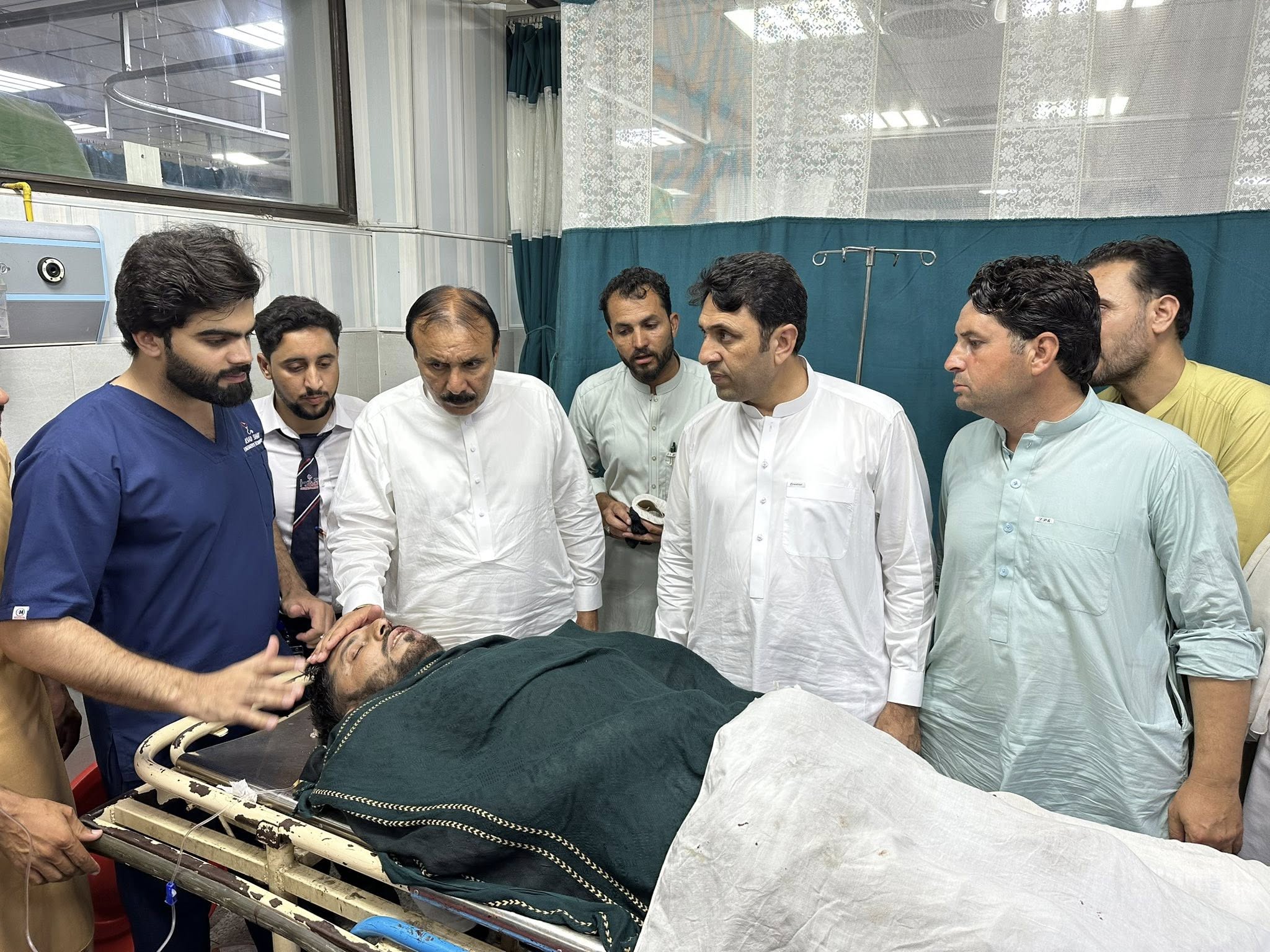 ایم پی اے نثار باز کا لیڈی ریڈنگ  ہسپتال پشاور آمد ، زخمیوں کی عیادت کی 