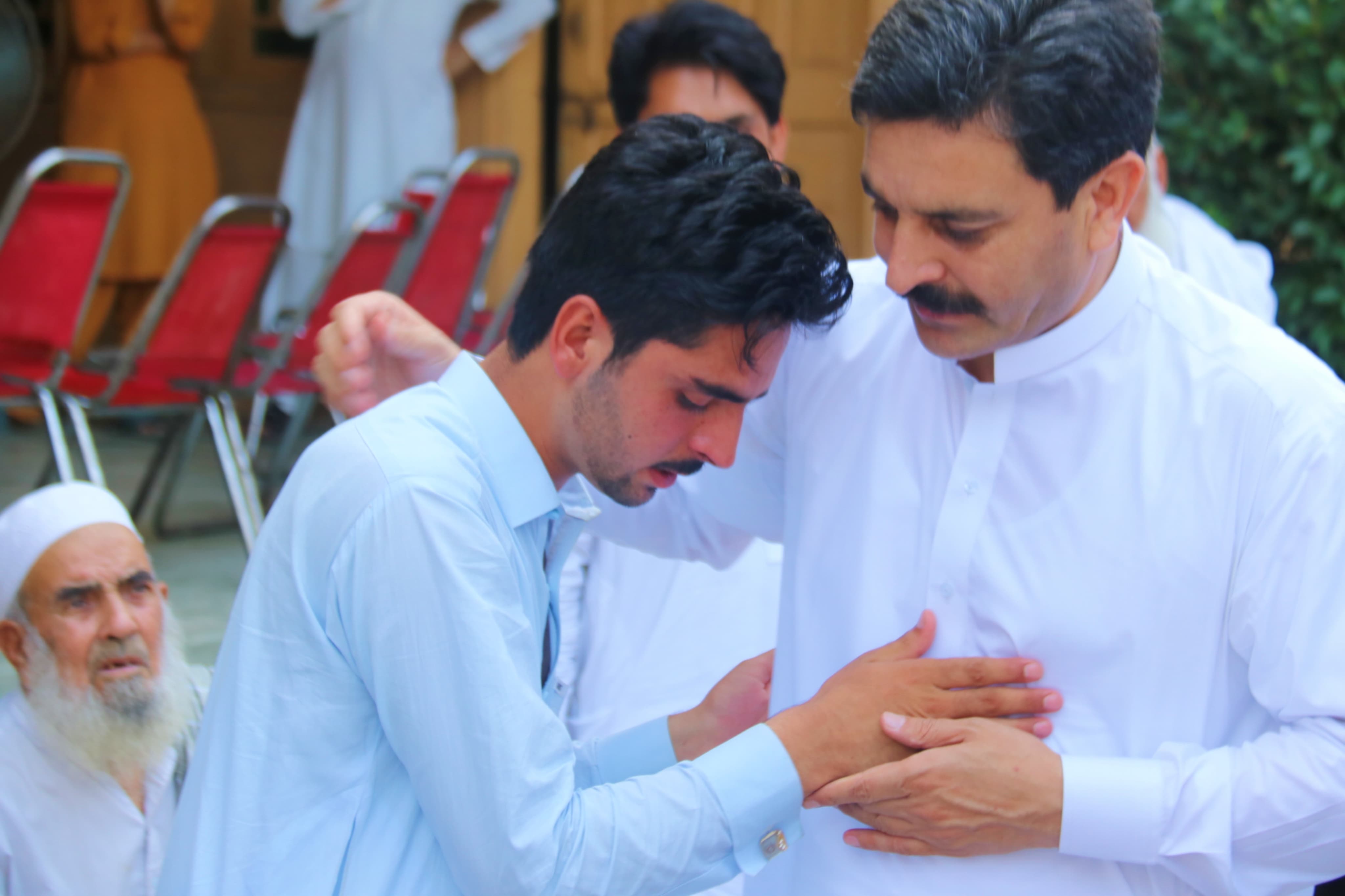 ڈپٹی کمشنر باجوڑ اور اسسٹنٹ کمشنر خار کا شہید تحصیلدار  کے گھر تعزیتی دورہ