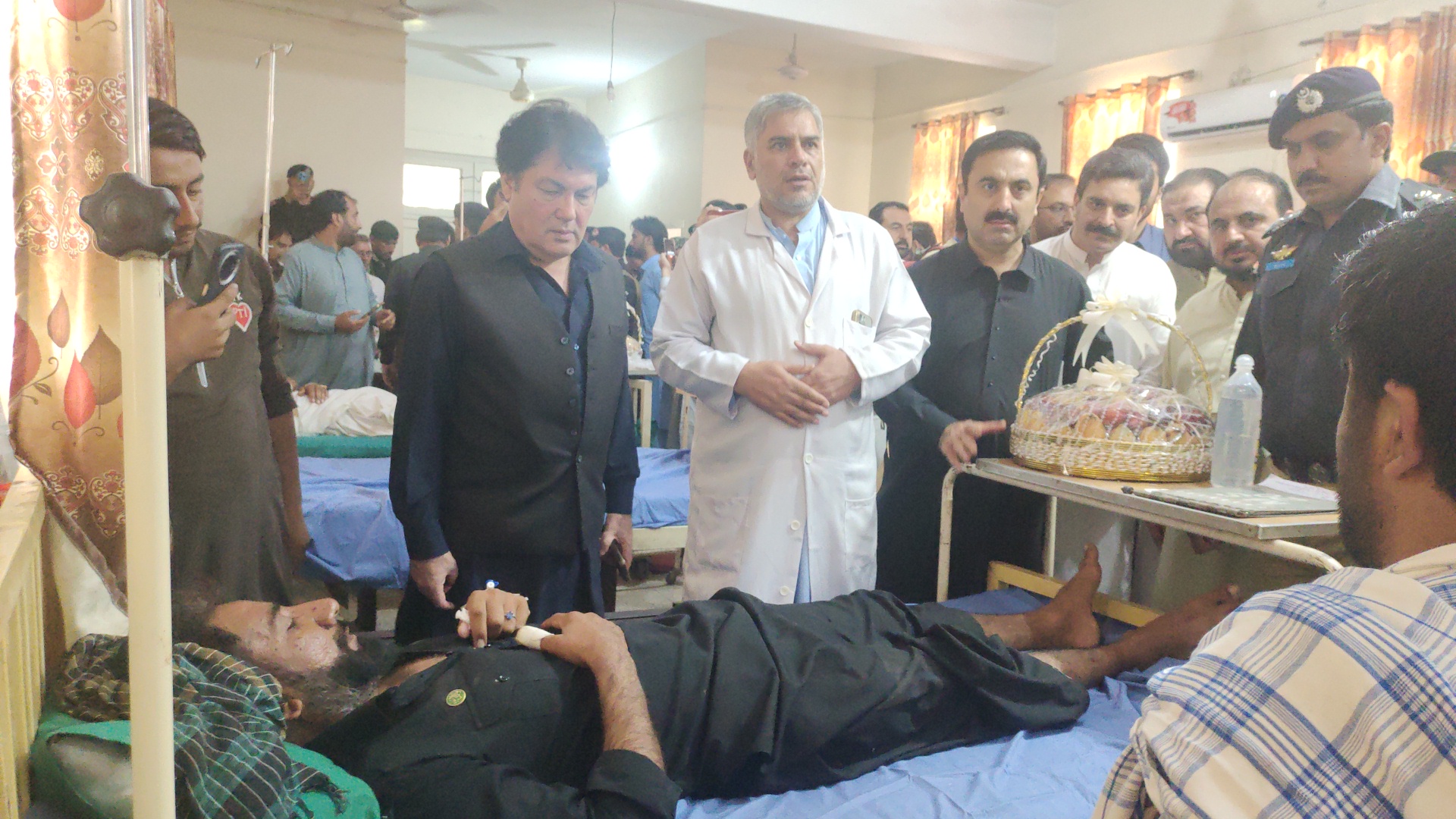 مشیر اطلاعات بیرسٹر سیف کی قیادت میں حکومتی وفد کا دورہ باجوڑ، بم دھماکے کے زخمیوں کی عیادت 