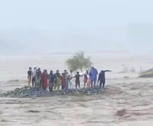 سانحہ دریائے سوات۔ہوٹل گارڈ نے سیاحوں کو دریا میں جانے سے روکا لیکن وہ پیچھے کی طرف سےچلے گئے،کمشنر مالاکنڈ