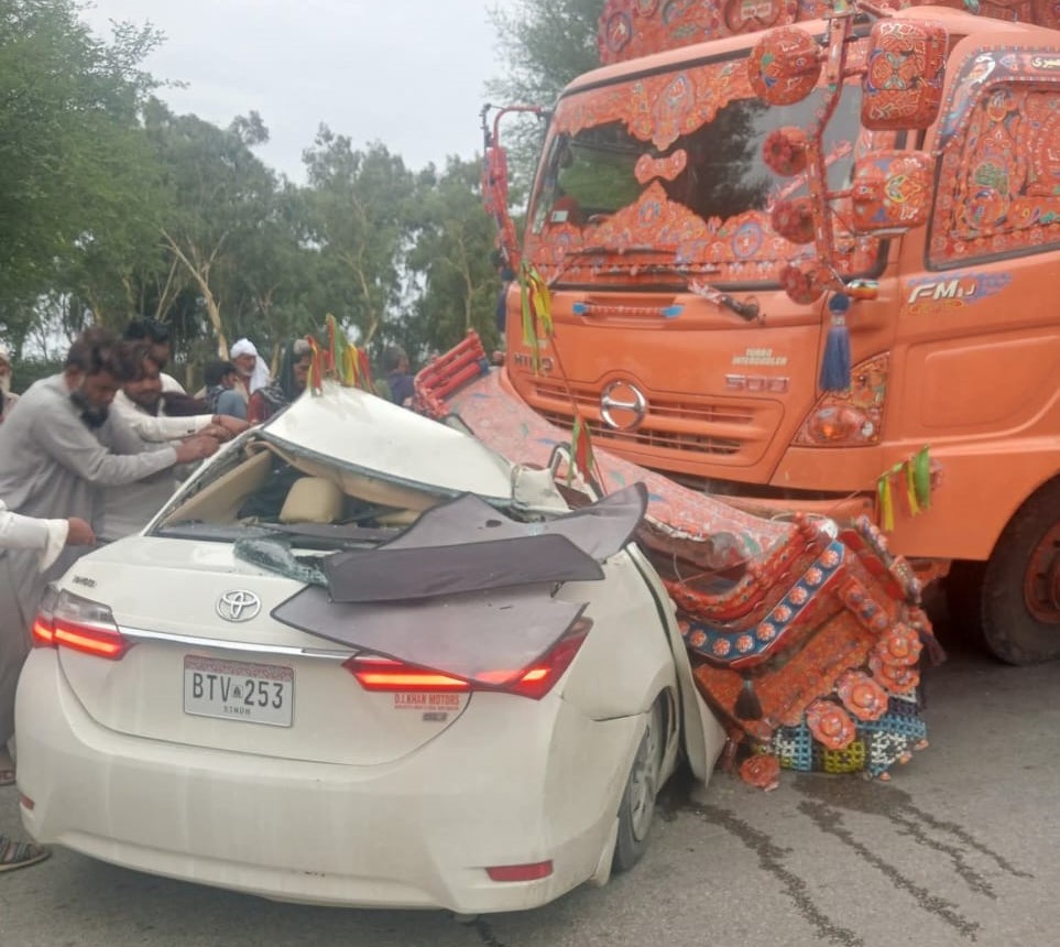  ہینو ٹرک اور کار میں خوفناک تصادم ہوا جس کی نتیجے میں 4  افراد موقع پر جان بحق
