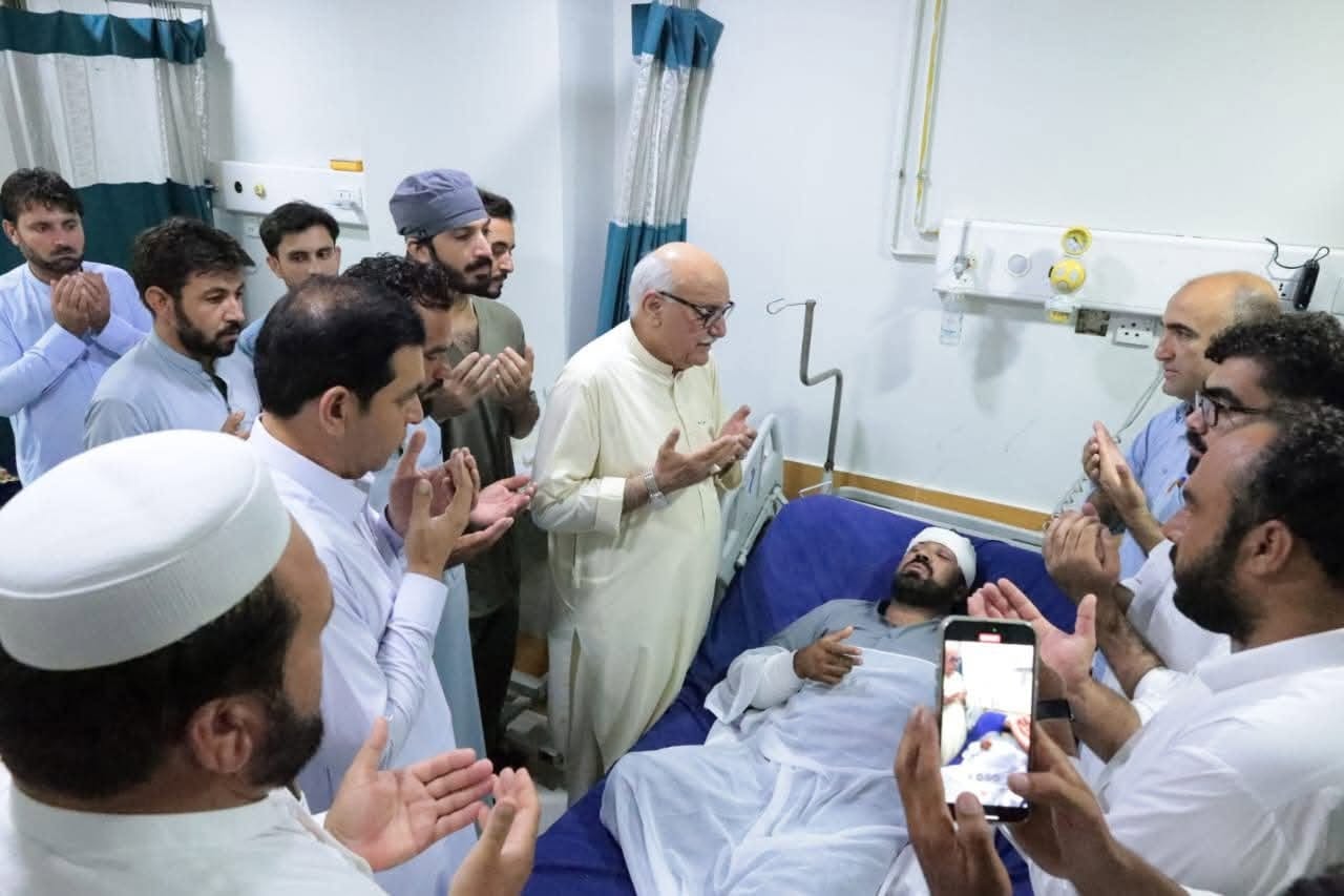 اے این پی صوبائی صدر میاں افتخار حسین کا لیڈی ریڈنگ ہسپتال آمد،زخمیوں کی عیادت کی 