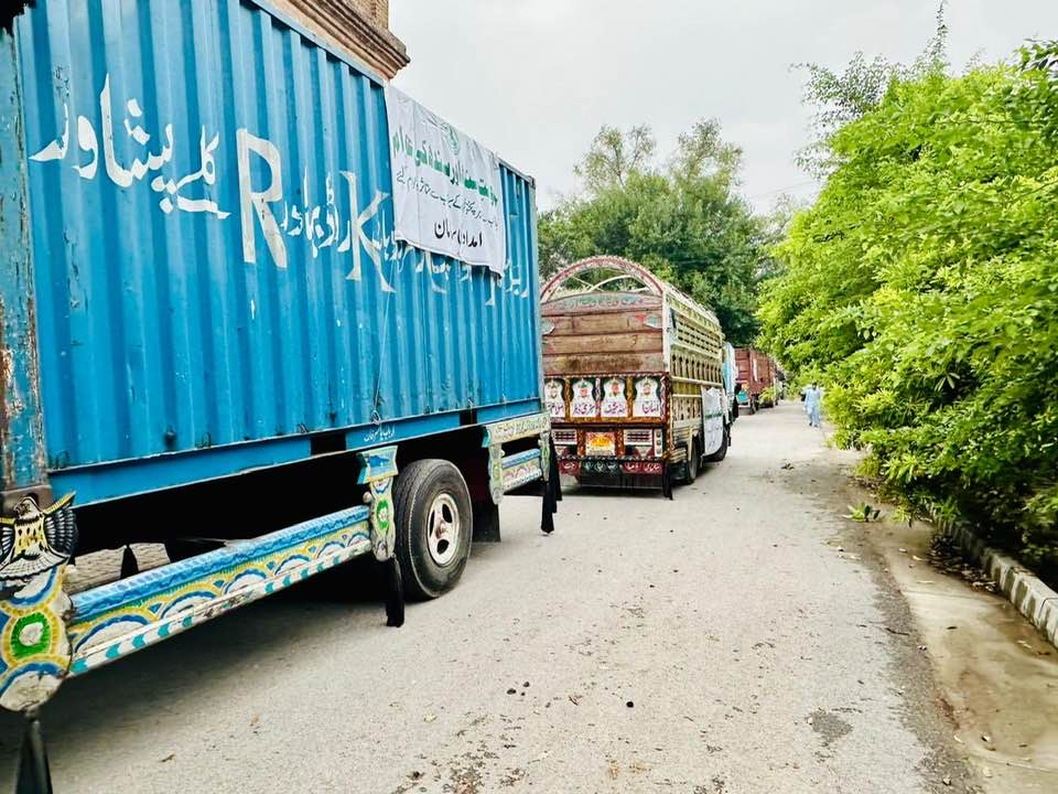 سندھ حکومت کے جانب سے خیبر پختونخوا کے متاثرین کےلیے 12 ٹرک پر مشتمل امدادی سامان گورنر ہاؤس پشاور پہنچ گیا