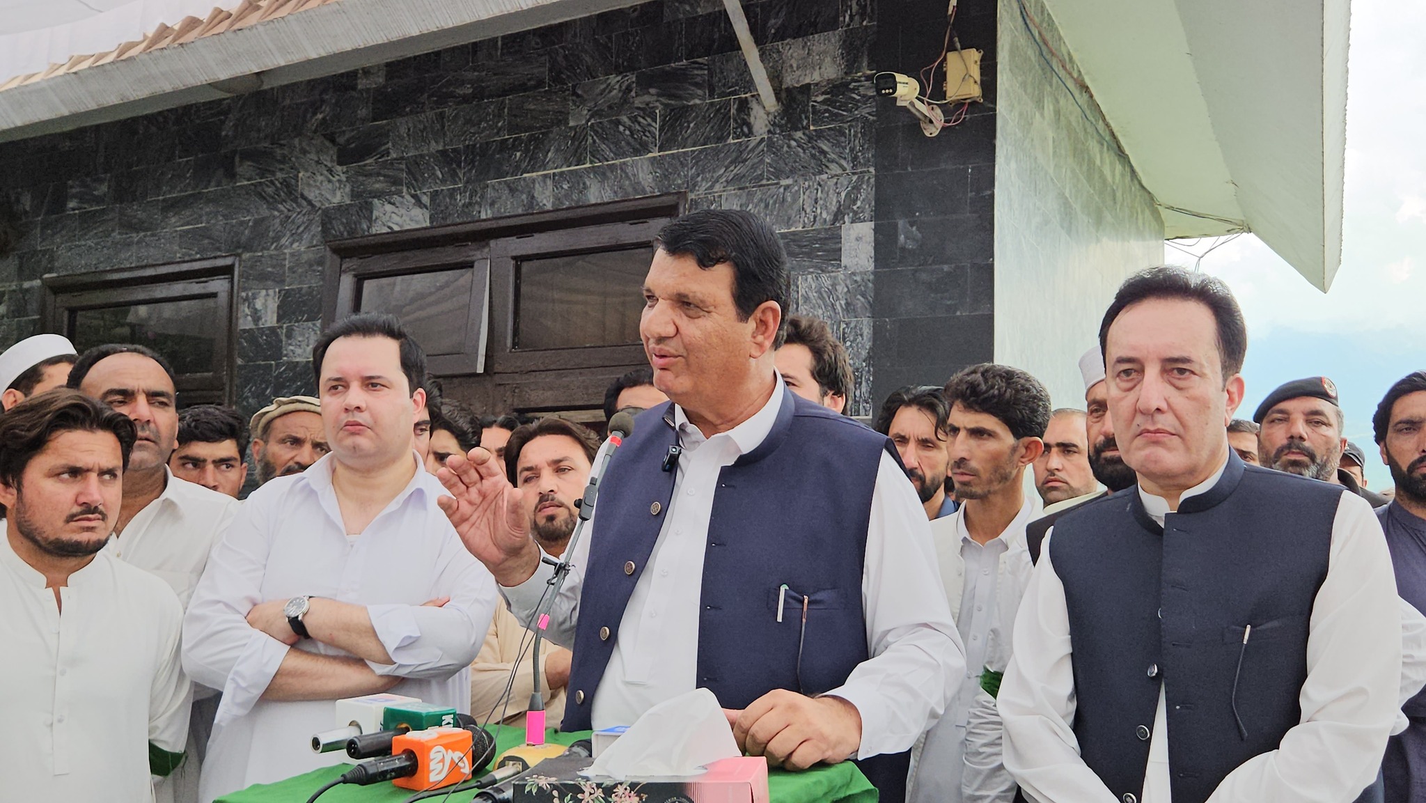 وفاقی وزیر انجینئر امیر مقام کا  دورہ  باجوڑ ،وفاقی حکومت کی جانب سے فی کس 20 لاکھ روپے امداد دینے کا اعلان 