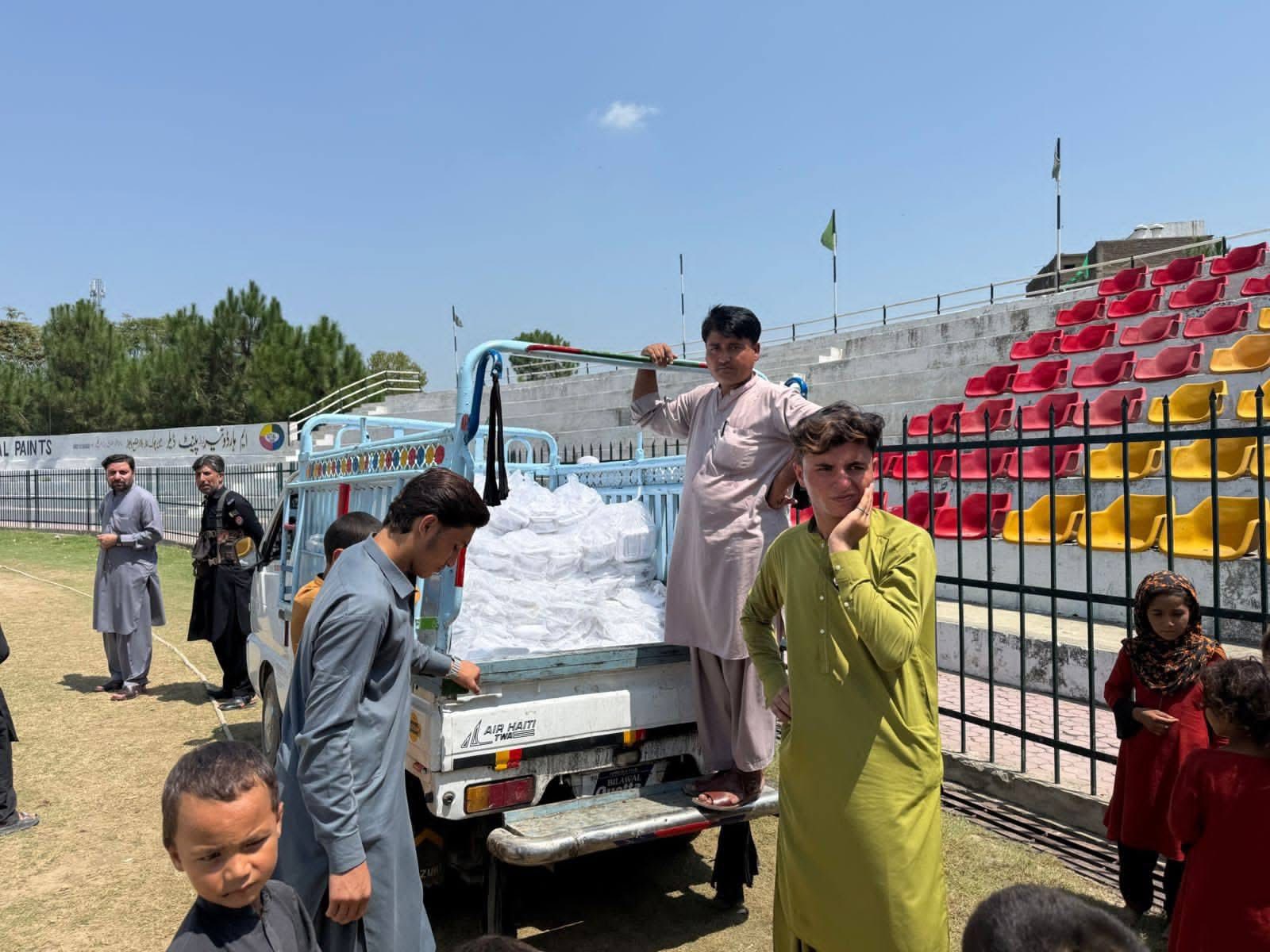 ضلعی انتظامیہ باجوڑ کی جانب ماموند  کے متاثرہ خاندانوں میں دوپہر کا  کھانا  تقسیم