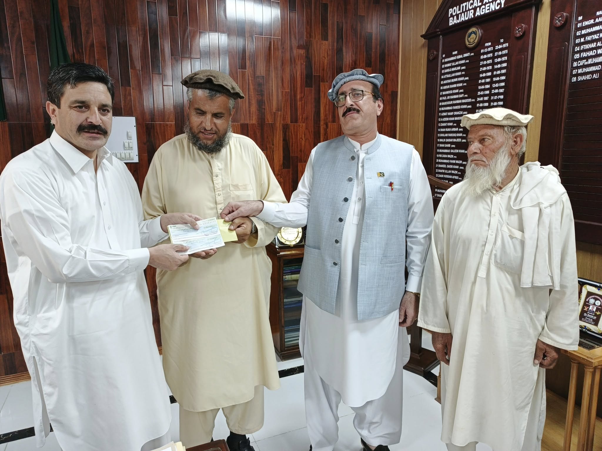  باجوڑ۔ جبرڑائی اور آدم شاہ گئی کے متاثرین میں مزید 1 کروڑ 11 لاکھ روپے کے  چیک تقسیم