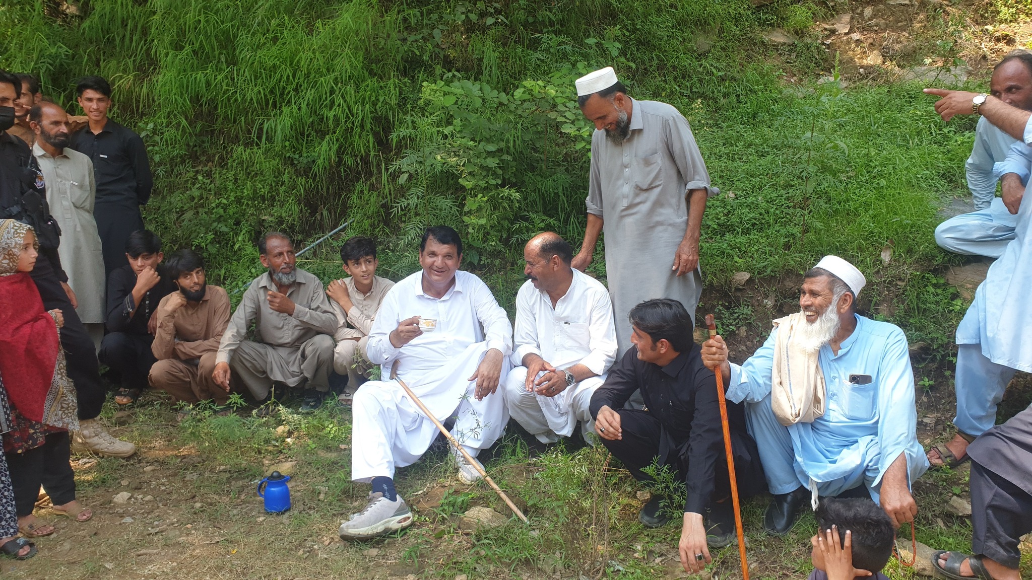 امیر مقام کی سیلاب متاثرین ملاقات کیلئے گھنٹوں  پیدل مسافت