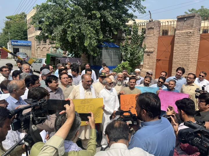 پیکا ایکٹ کے تحت سینئر صحافی عرفان خان کے خلاف درج مقدمے کو سختی سے مسترد کرتے ہیں،خیبر یونین آف جرنلسٹس