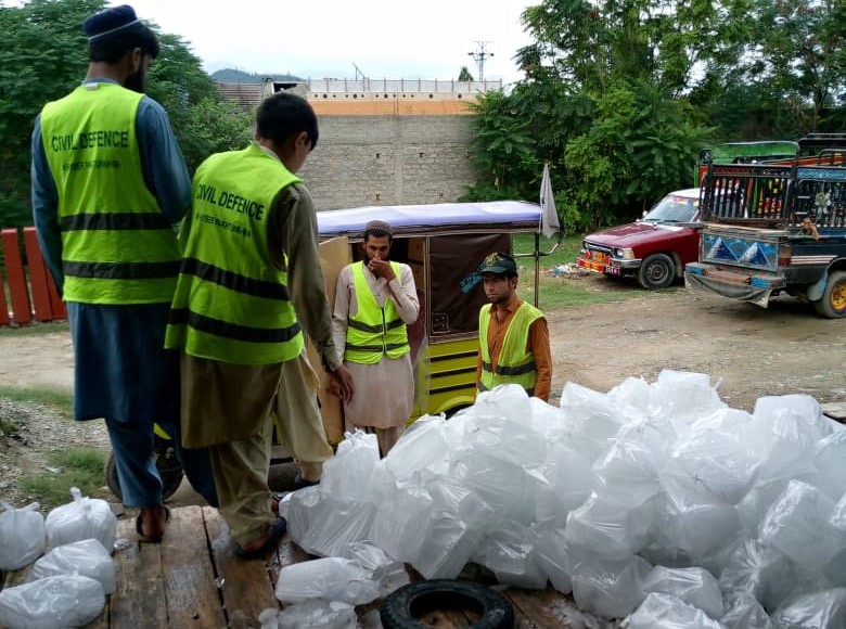 تحصیل ماموند کے اندرونی بے گھر افراد (IDPs) میں برف تقسیم کی۔