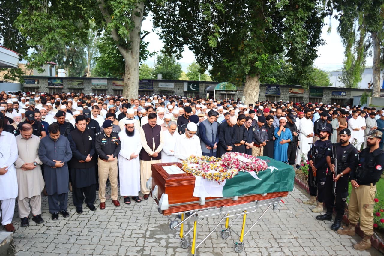 ہیلی کاپٹر حادثہ میں شہید ہونے والے پائلٹ کرنل (ر)شاہد سلطان کی نماز جنازہ اداکی گئی۔