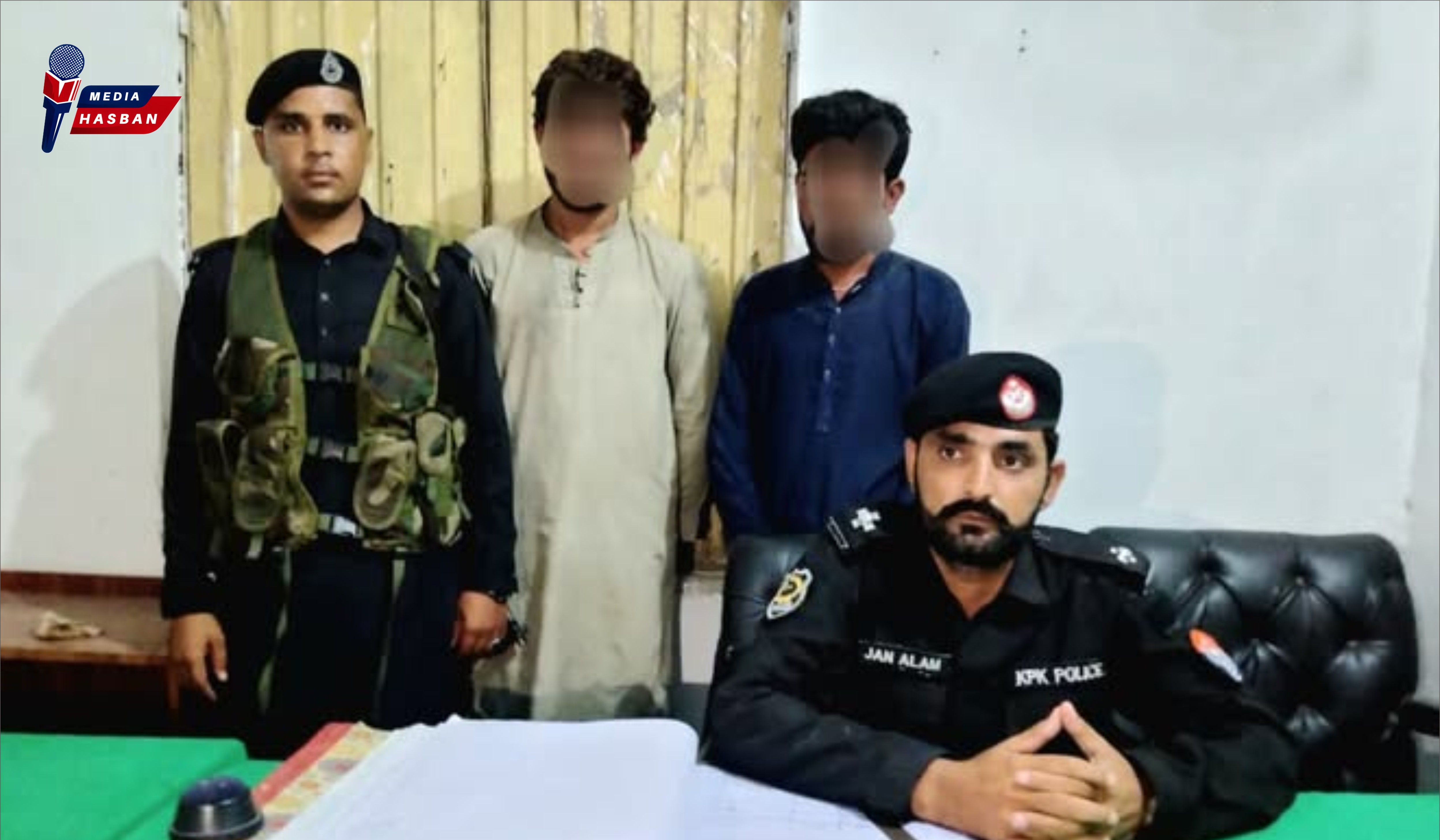 ضلع مہمند میں کریش ہیلی کاپٹر کا سامان چوری کرنے والے دو ملزمان گرفتار۔