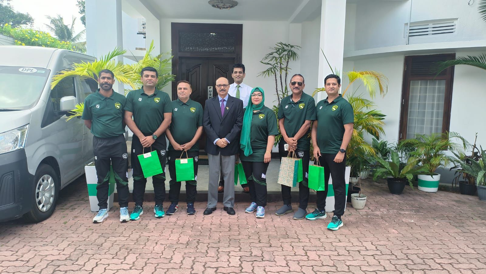 پاکستان انڈر 17 ٹیم کے آفیشلز کی سری لنکا میں پاکستانی ہائ کمشنر سے ملاقات