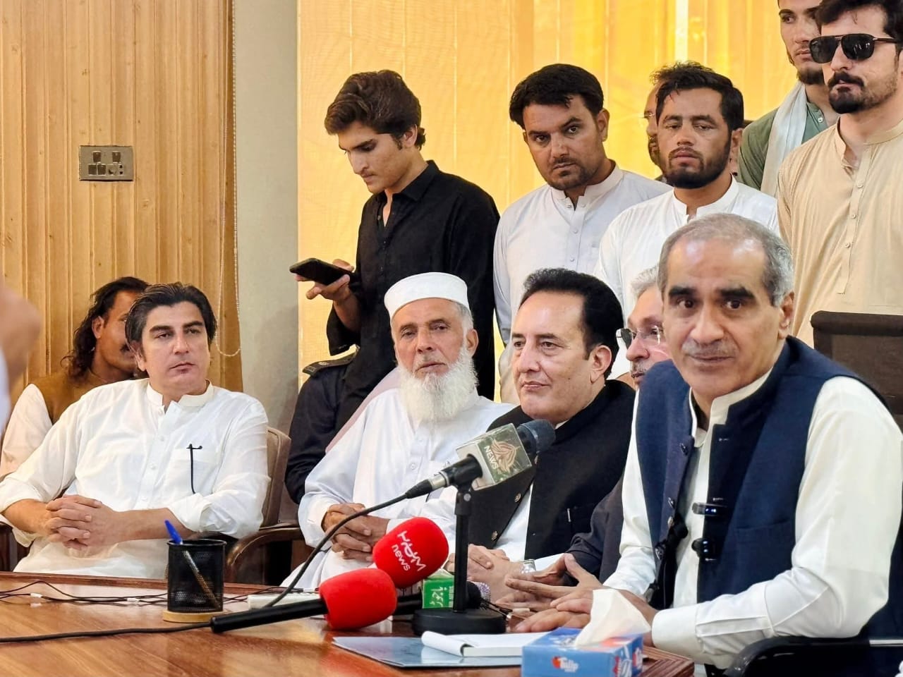 وزیر اعظم شہباز شریف کی جانب سے باجوڑ سیلاب متاثرین میں امدادی رقوم کے چیکس تقسیم 