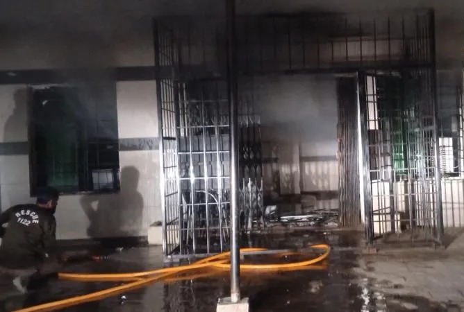 لکی مروت میں دہشتگردوں کا بینک پر حملہ، لوٹ مار کے بعد عمارت نذر آتش
