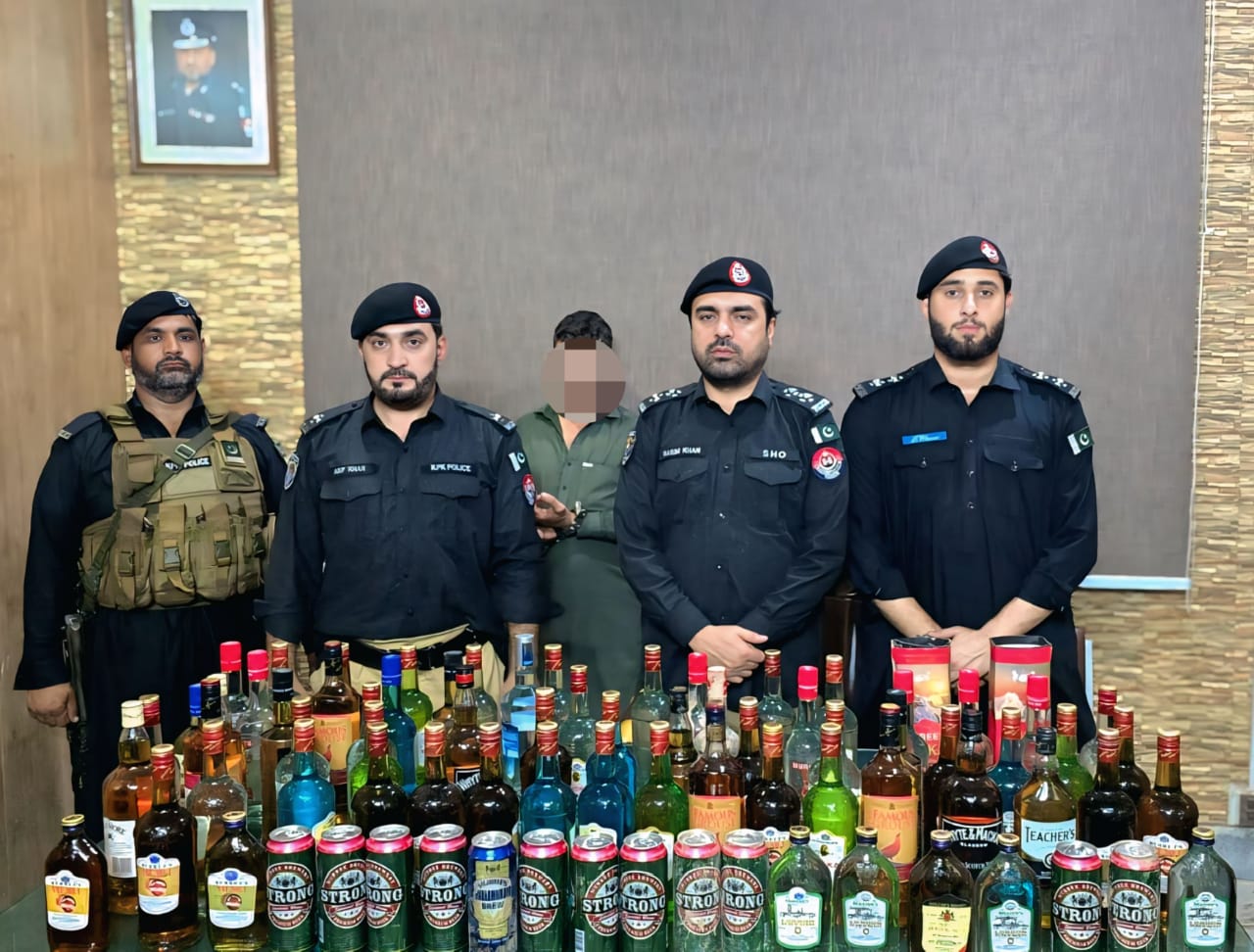 خیبر : منشیات فروشوں اور شراب سپلائر کے خلاف کامیاب کارروائیاں میں بھاری مقدار میں شراب اور چرس برآمد