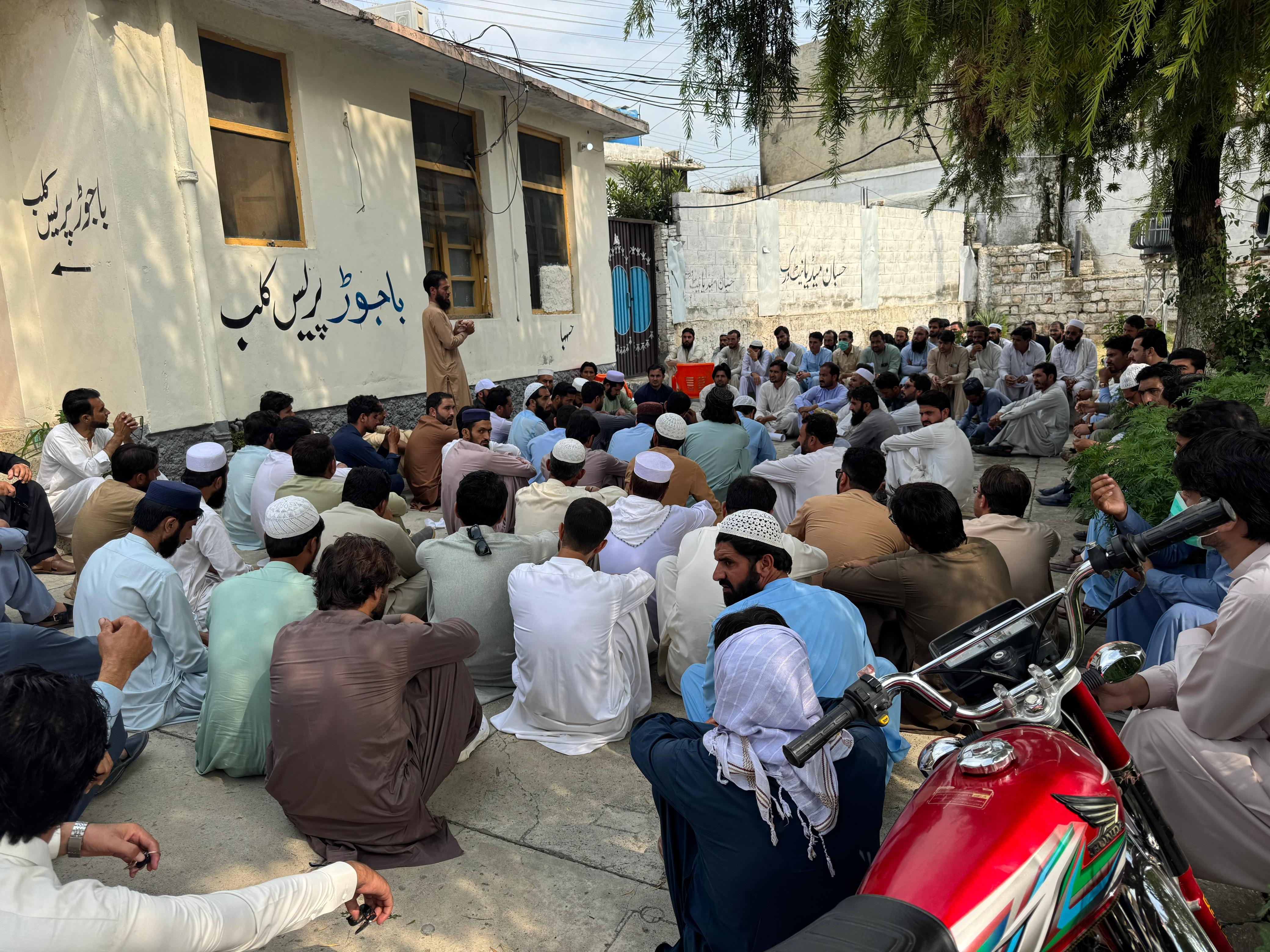 باجوڑ: ڈبل شفٹ سکول اساتذہ کا مطالبات کے حق میں احتجاجی مظاہرہ