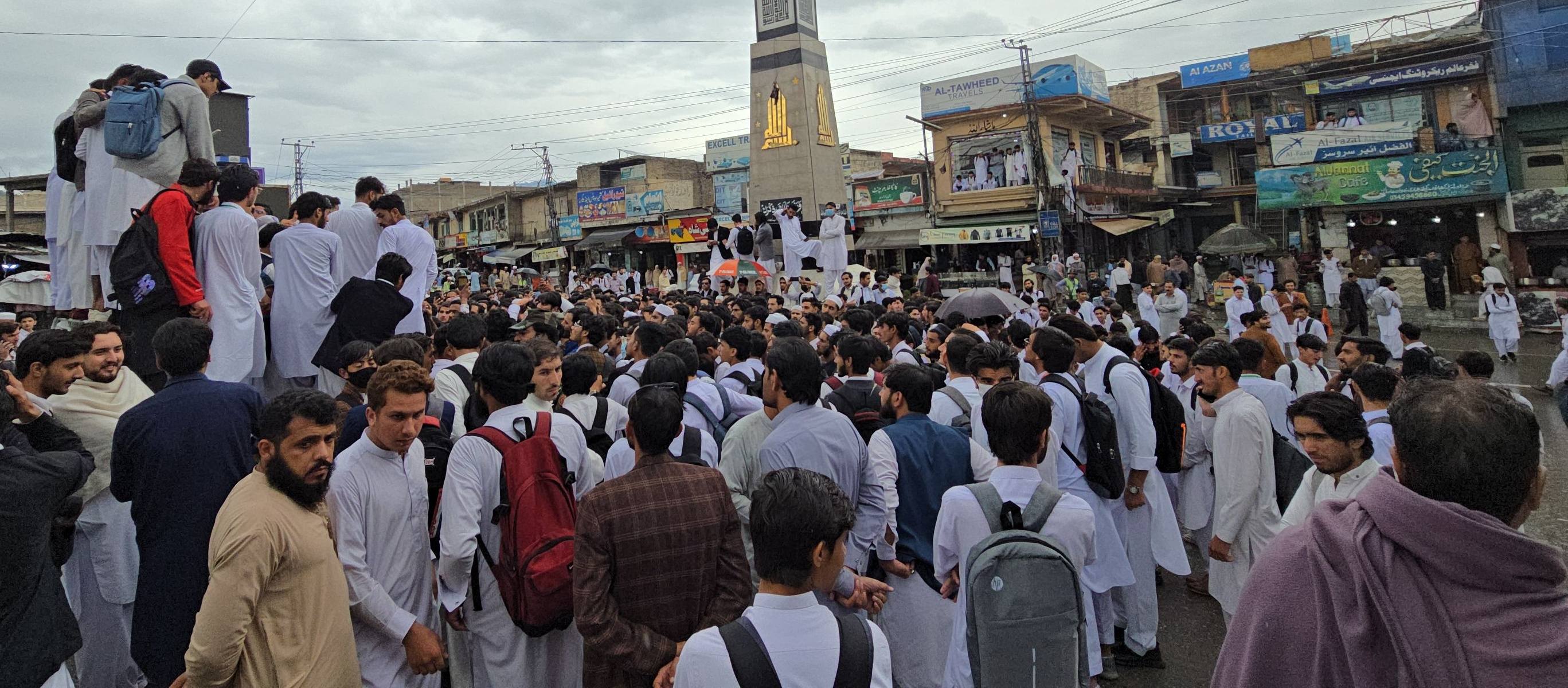 سوات۔ افضل خان لالا پوسٹ گریجویٹ کالج مٹہ کے طلباء کا نجکاری کیخلاف احتجاج