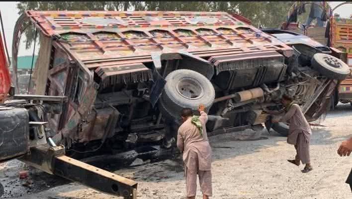 ملاکنڈ میں تیز رفتار ٹرک الٹنے سےایک ہی خاندان کے  15 افراد جاں بحق