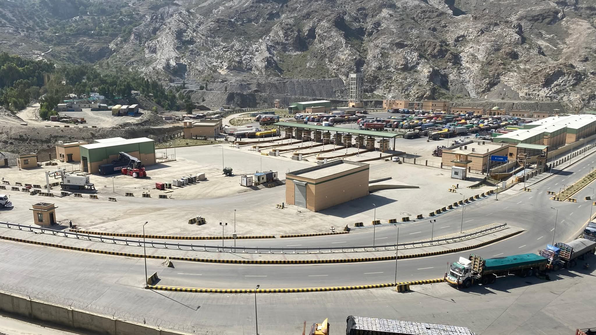 پاکستان نے افغان ٹرانزٹ ٹریڈ کو غیر معینہ مدت کے لیے معطل کردیا