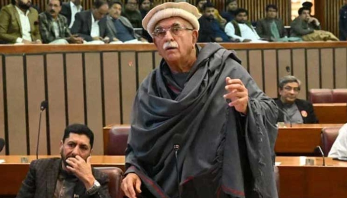 محمود اچکزئی نے قومی اسمبلی میں 27ویں ترمیمی بل کی کاپی پھاڑ دی۔