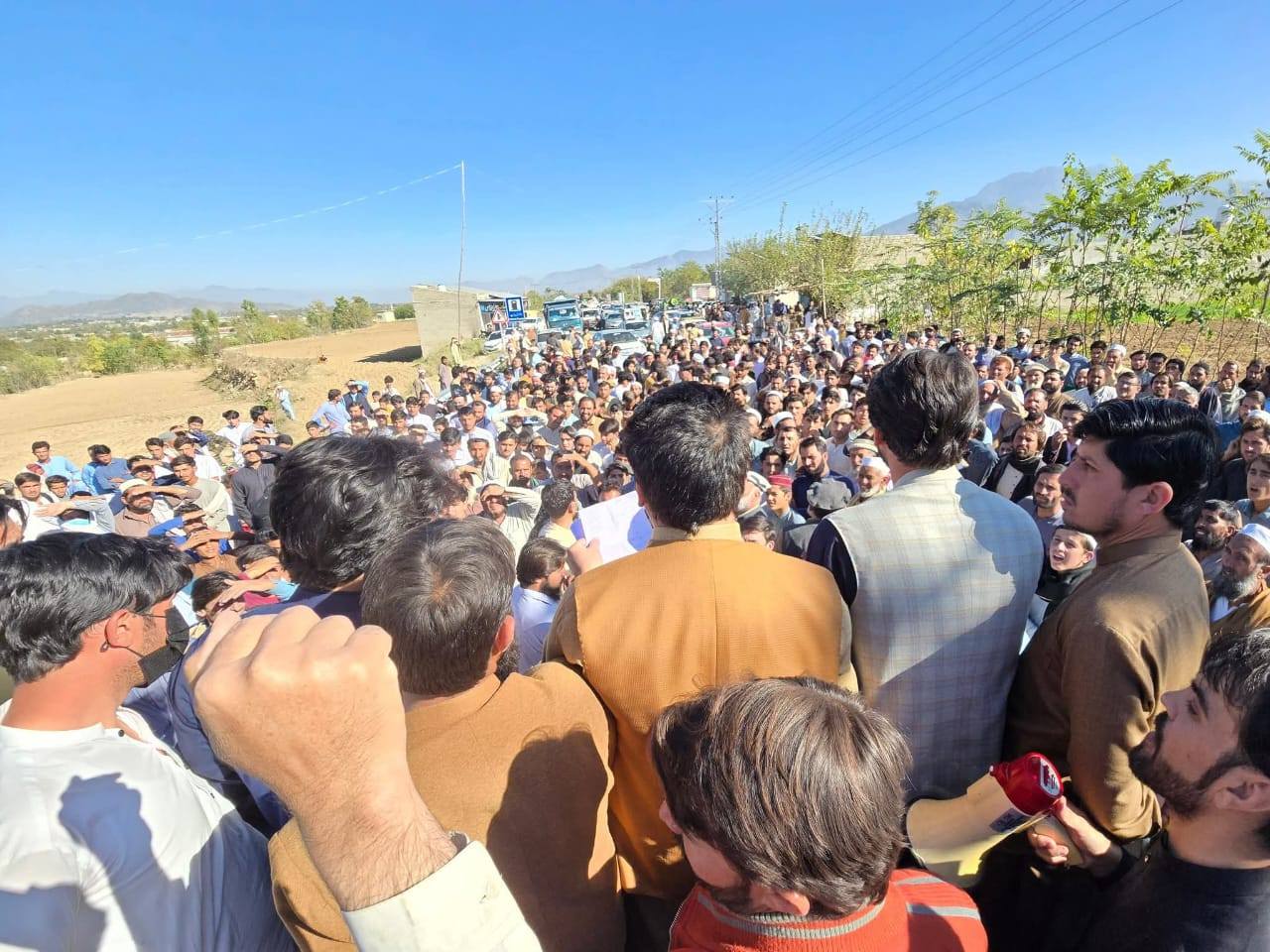 مارٹر گولوں کی کا آزادانہ استعمال سے عام گھروں اور مساجد کو نشانہ بنایا گیا۔نثار باز