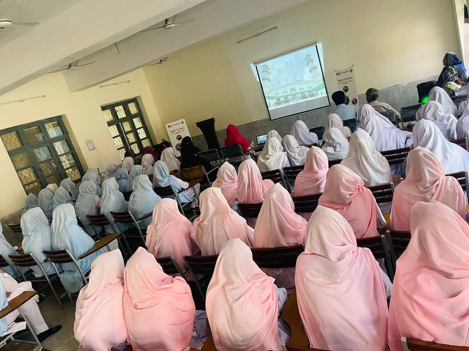 گورنمنٹ گرلز ڈگری کالج چاندہ میں 