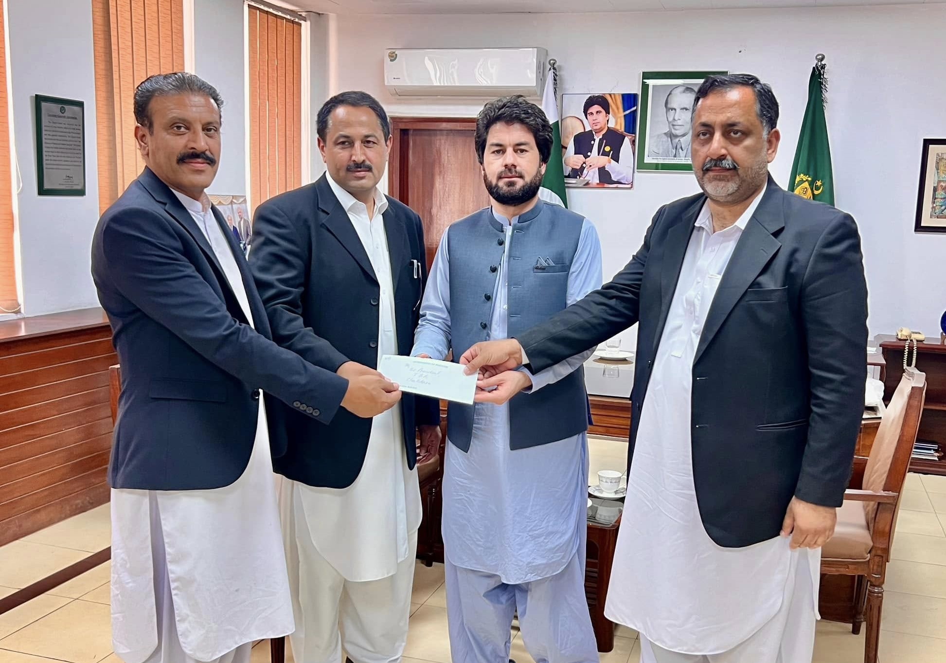 وزیرِ مملکت مبارک زیب خان نے چکدرہ بار کونسل کے لیے 15  لاکھ روپے کا چیک بطور مالی معاونت وفد کے حوالے کی۔