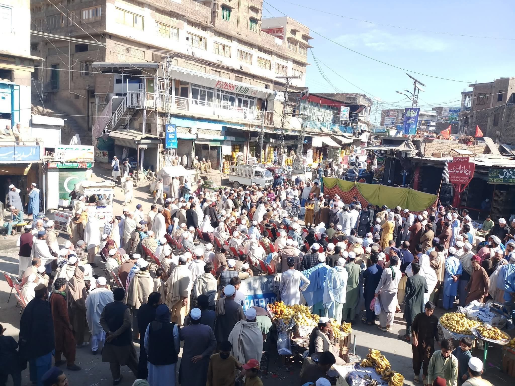 طورخم بارڈر کی بندش سے مقامی لوگوں کی معیشت بیٹھ گئی۔ 
