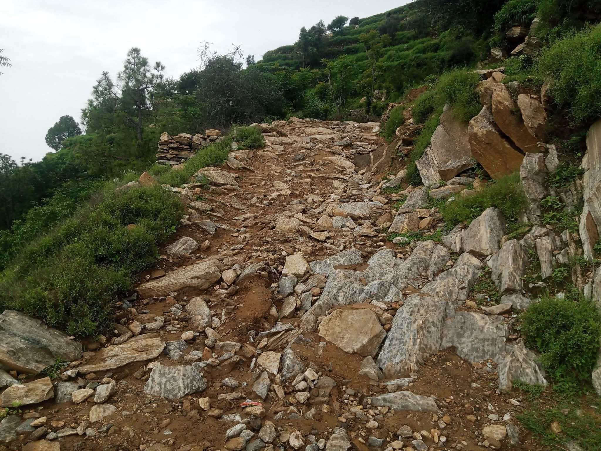 دیر۔ املوکدرہ تالاش سے خدنگ تک 6 کلومیٹر کچی سڑک کی خستہ حالی