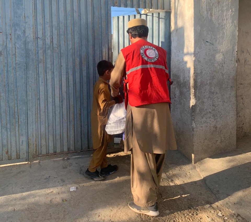 ہلالِ احمر باجوڑ کی جانب سے باجوڑ میں متاثرہ خاندانوں میں تیار خوراک کی تقسیم