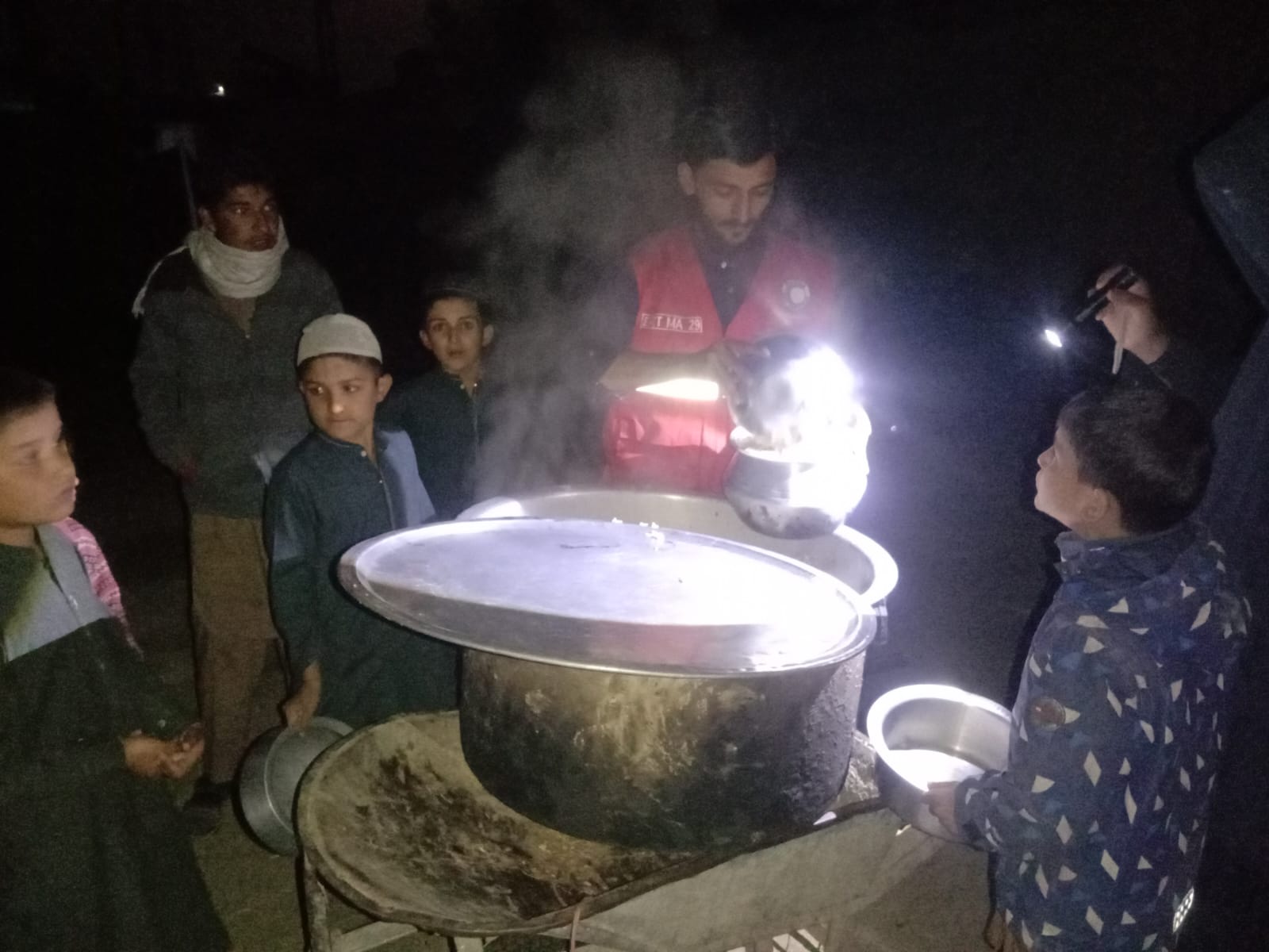 ہلالِ احمر باجوڑ کی جانب سے باجوڑ میں متاثرہ خاندانوں میں تیار خوراک کی تقسیم