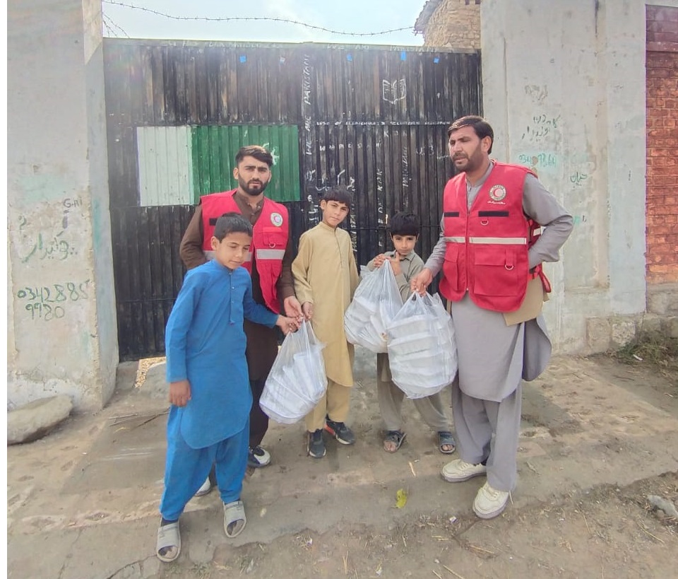 ہلالِ احمر باجوڑ کی جانب سے باجوڑ میں متاثرہ خاندانوں میں تیار خوراک کی تقسیم