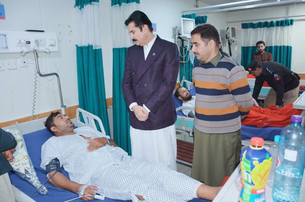 گورنر فیصل کریم کنڈی کی ایف سی ہیڈکوارٹر پشاور   دھماکہ کے زخمیوں کی عیادت