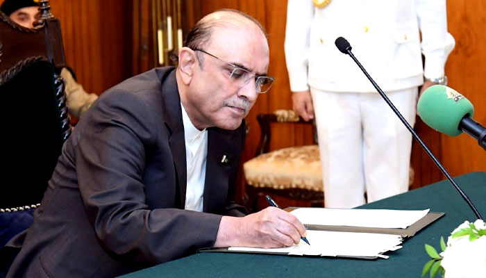 صدر نے فیلڈ مارشل کی مدت ملازمت توسیع کا بل منظور کر لیا۔