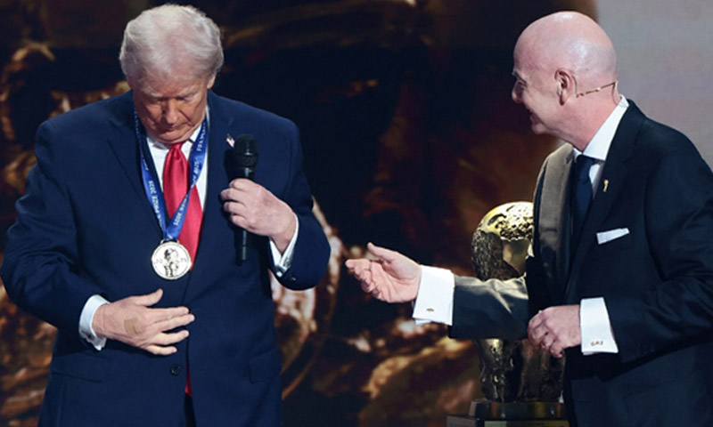 فیفا نے امریکی صدر ڈونلڈ ٹرمپ کو فیفا امن ایوارڈ سے نوازا دیا۔