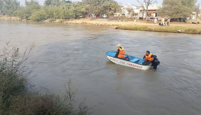 سرگودھا میں 35 سالہ شخص نے اپنی 3 سالہ بیٹی سمیت نہر میں چھلانگ لگا دی۔