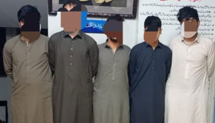 شارجہ سے جعلی برطانوی ویزوں پر5 پاکستانی ڈی پورٹ، لاہور پہنچتے ہی گرفتار